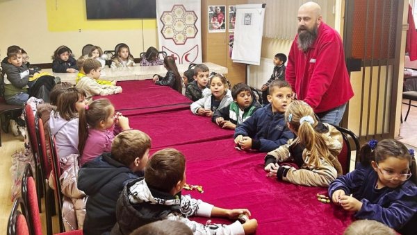 ХУМАНИ ОСНОВЦИ ИЗ ПАРАЋИНА: У Црвени крст донели дарове за социјално угрожену децу ХУМАНИ ОСНОВЦИ ИЗ ПАРАЋИНА: У Црвени крст донели дарове за социјално угрожену децу