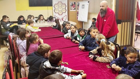 ХУМАНИ ОСНОВЦИ ИЗ ПАРАЋИНА: У Црвени крст донели дарове за социјално угрожену децу ХУМАНИ ОСНОВЦИ ИЗ ПАРАЋИНА: У Црвени крст донели дарове за социјално угрожену децу