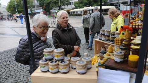 НЕКТАР ИЗ ПРИРОДЕ: Традиционални јесењи „Сајам меда“ на Тргу у центру Краљева НЕКТАР ИЗ ПРИРОДЕ: Традиционални јесењи „Сајам меда“ на Тргу у центру Краљева