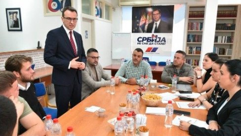 ПЕТКОВИЋ ПОСЕТИО ОПШТИНСКИ ОДБОР СНС НА ПАЛИЛУЛИ: Хвала нашим активистима који итекако брину за наш народ на Kосову и Метохији