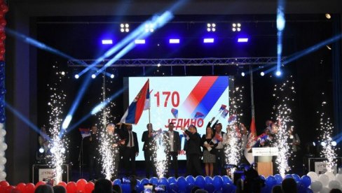 ЗАВРШЕН ВЕЛИКИ МИТИНГ СРПСКЕ ЛИСТЕ У ЗВЕЧАНУ: Хиљаду Срба у сали поносно носе спрске тробојке (ФОТО) ЗАВРШЕН ВЕЛИКИ МИТИНГ СРПСКЕ ЛИСТЕ У ЗВЕЧАНУ: Хиљаду Срба у сали поносно носе спрске тробојке (ФОТО)