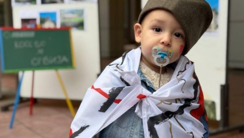 ПАТРИОТИЗАМ ОД МАЛИХ НОГУ: Предивне сцене у Краљеву (ФОТО/ВИДЕО) ПАТРИОТИЗАМ ОД МАЛИХ НОГУ: Предивне сцене у Краљеву (ФОТО/ВИДЕО)