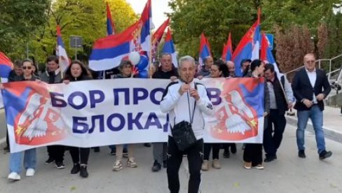 DEKA ZASVIRAO FRULU: Podrška narodu na KiM u Boru (VIDEO) DEKA ZASVIRAO FRULU: Podrška narodu na KiM u Boru (VIDEO)