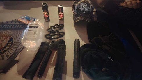 БУНКЕР У ЈАЧИМОВИЋЕВОМ АУТОБУСУ: Хулигани правили хаос, полиција им нашла средства за насиље (ФОТО) БУНКЕР У ЈАЧИМОВИЋЕВОМ АУТОБУСУ: Хулигани правили хаос, полиција им нашла средства за насиље (ФОТО)