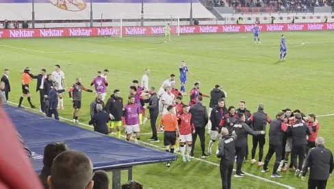 ПРОВОКАЦИЈЕ АЛБАНАЦА: Прослава гола испред клупе Србије (ВИДЕО) ПРОВОКАЦИЈЕ АЛБАНАЦА: Прослава гола испред клупе Србије (ВИДЕО)
