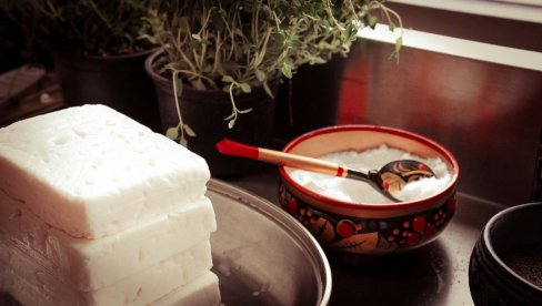 GRCI STROGO ZABRANILI FETA SIR OD KRAVLJEG MLEKA: Vlasnik najpoznatije fabrike otkrio savršen recept GRCI STROGO ZABRANILI FETA SIR OD KRAVLJEG MLEKA: Vlasnik najpoznatije fabrike otkrio savršen recept