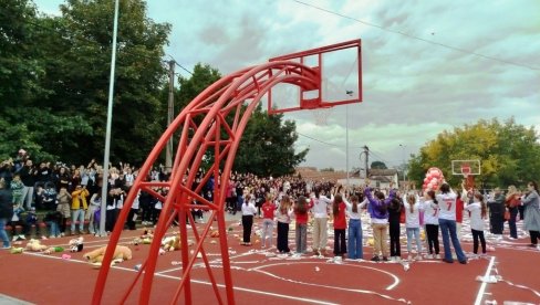 OTVOREN RENOVIRANI KOŠARKAŠKI TEREN: Sportski objekat i memorijalni turnir u čast Anje Radonjić (FOTO)
