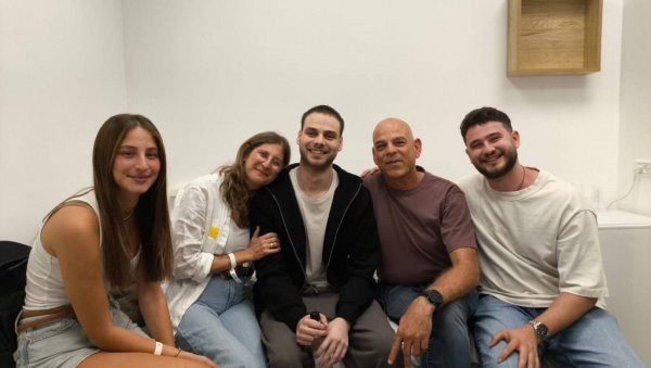 ДИРЉИВО, ПРВА СЛИКА АЛОНА ОХЕЛА С ПОРОДИЦОМ: После две године и пет дана мајка дочекала да га загрли (ФОТО)