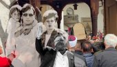 HALIDOVA SEJDA PRVI PUT NA NJEGOVOM GROBU: Uprkos bolesti, posle hemioterapija došla je svom suprugu - sin održao emotivan govor (VIDEO)