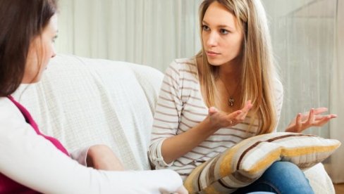 ŠTA ZNAČI KAD NEKO PODIGNE OBRVU DOK GOVORI? Suptilni pokret koji otkriva mnogo