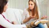 ŠTA ZNAČI KAD NEKO PODIGNE OBRVU DOK GOVORI? Suptilni pokret koji otkriva mnogo