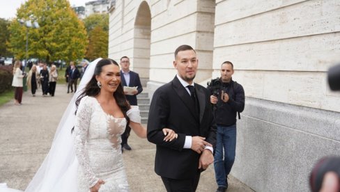 OŽENIO SE UROŠ ŽIVKOVIĆ: Pred Bogom se zakleo na večnu ljubav Jovani - pogledajte kako je izgledala svadba folk pevača
