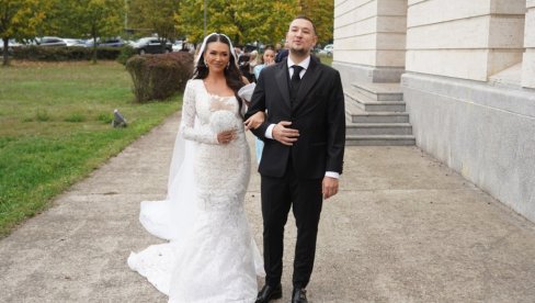 OKUPIO ESTRADU: Kolege došle da uveličaju venčanje i svadbu Uroš Živkovića (FOTO)