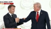 TRAMP UMALO OTKINUO RUKU MAKRONU: Predsednik Francuske bezuspešno pokušavao da se oslobodi, a onda je američki lider rešio da pusti stisak