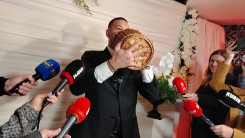 PRVI PUT U JAVNOSTI NAKON POROĐAJA: Aleksandra Prijović došla na svadbu Uroša Živkovića (FOTO)