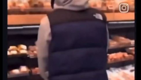 ŠOKANTNO: Muškarac urinira po mesu u prodavnici (FOTO/VIDEO)