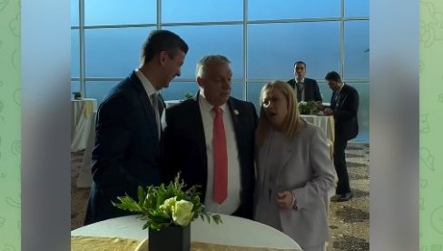PADNI MI NA GRUDI Orban prigrlio umornu Đorđu Meloni (VIDEO) PADNI MI NA GRUDI Orban prigrlio umornu Đorđu Meloni (VIDEO)