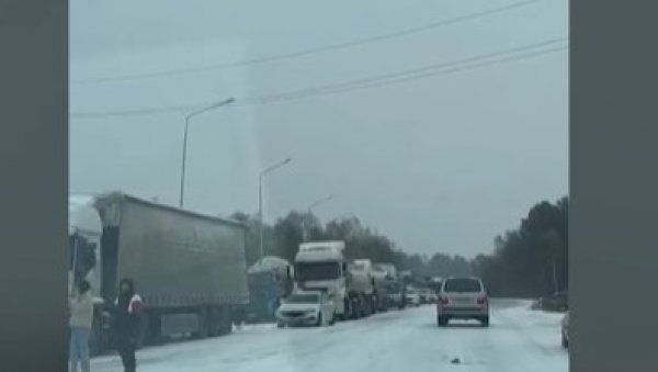 КОЛАПС - ЗБОГ СНЕГА ЗАТВОРЕНО 150 КМ АУТОПУТА: Један возач скоро се смрзнуо, спасле га службе хитне помоћи (ВИДЕО)