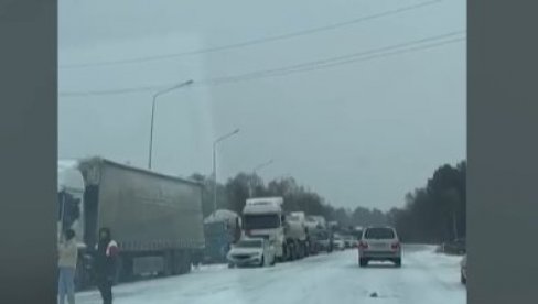 KOLAPS - ZBOG SNEGA ZATVORENO 150 KM AUTOPUTA: Jedan vozač skoro se smrznuo, spasle ga službe hitne pomoći (VIDEO)