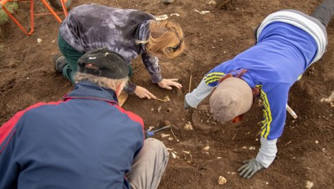ISTRAŽIVANJA KOD NOVE VAROŠI: U Seništima praistorijska humka ISTRAŽIVANJA KOD NOVE VAROŠI: U Seništima praistorijska humka