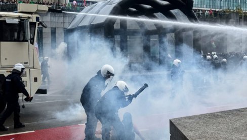 VODENI TOP I SUZAVAC NA DEMONSTRANTE: Ovako se policija obračunava sa učesnicima protesta u Briselu (VIDEO) VODENI TOP I SUZAVAC NA DEMONSTRANTE: Ovako se policija obračunava sa učesnicima protesta u Briselu (VIDEO)
