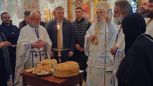 OBELEŽENA SLAVA U PEĆKOJ PATRIJARŠIJI: Hor Stefana Dečanskog pobrao simpatije svih prisutnih (FOTO/VIDEO)