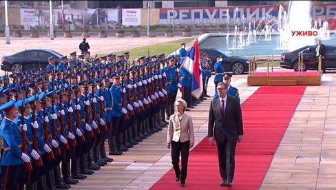 U TOKU TET-A-TET SASTANAK VUČIĆA I FON DER LAJEN: Predsednici Evropske komisije priređen svečani doček ispred Palate Srbija (VIDEO)