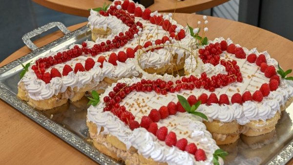 ЧЕСТИТКЕ СТИЖУ СА СВИХ СТРАНА: Вечерње Новости славе 72. рођендан