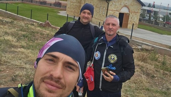 ГРАНИЦЕ СЕ НЕ ПРЕЛАЗЕ САМО НОГАМА, НЕГО СРЦЕМ Припадници МУП - а за децу лептире (ФОТО) ГРАНИЦЕ СЕ НЕ ПРЕЛАЗЕ САМО НОГАМА, НЕГО СРЦЕМ Припадници МУП - а за децу лептире (ФОТО)