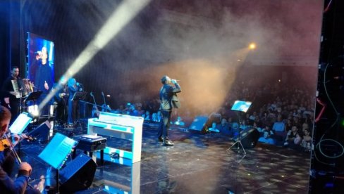 ISKREN PRIJATELJ: Keba pozdravio Redža, interesantnom porukom sa koncerta (FOTO)