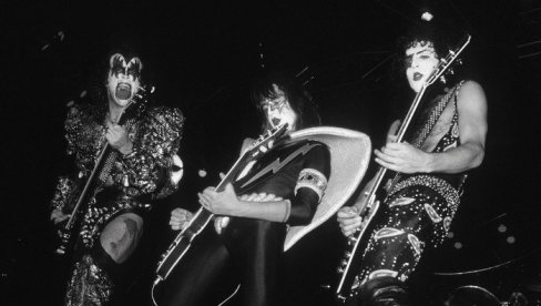 PREMINUO SLAVNI GITARISTA: Posle strašnog pada i udarca u glavu zadobio kobne povrede - porodica juče donela odluku da ga isključe sa aparata PREMINUO SLAVNI GITARISTA: Posle strašnog pada i udarca u glavu zadobio kobne povrede - porodica juče donela odluku da ga isključe sa aparata