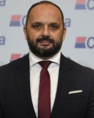 МИЛАН РАДОЈЕВИЋ САСЛУШАН ПРЕД  СУДОМ: Пријава градоначелнику Северне Митровице због банера “Мир Божји, Христос се роди”