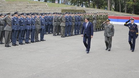 ČUVAJU TRADICIJU I OSVETLJAVAJU VOJNIČKI PUT: Ministar Gašić prisustvovao obeležavanju Dana Srednje stručne vojne škole „1300 kaplara“ ČUVAJU TRADICIJU I OSVETLJAVAJU VOJNIČKI PUT: Ministar Gašić prisustvovao obeležavanju Dana Srednje stručne vojne škole „1300 kaplara“