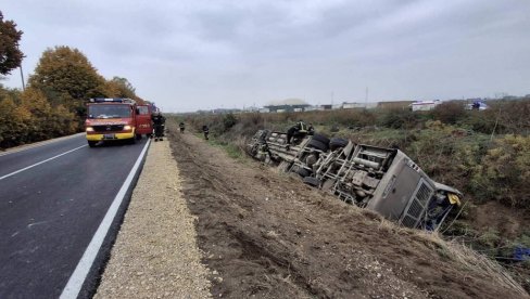 NAKON SASLUŠANJA: Određen pritvor vozaču autobusa (70) koji se prevrnuo kod Sremske Mitrovice