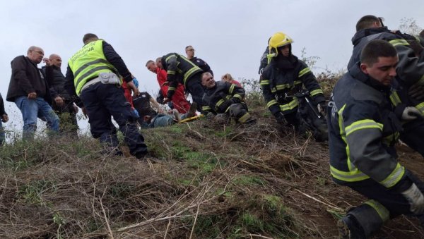 НАЈНОВИЈЕ ИНФОРМАЦИЈЕ О ПОВРЕЂЕНИМ РАДНИЦИМА У СРЕМСКОЈ МИТРОВИЦИ: Огласио се директор болнице НАЈНОВИЈЕ ИНФОРМАЦИЈЕ О ПОВРЕЂЕНИМ РАДНИЦИМА У СРЕМСКОЈ МИТРОВИЦИ: Огласио се директор болнице