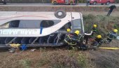 PRVE FOTOGRAFIJE - STRAVIČNA NESREĆA KOD SREMSKE MITROVICE: Prevrnuo se pun autobus ima mrtvih i povređenih (FOTO)