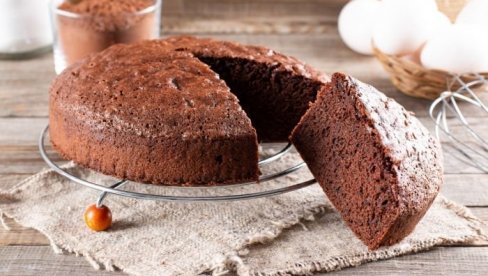 ČOKOLADNA TORTA OD 2 SASTOJKA: Pravi se bez brašna i jaja ČOKOLADNA TORTA OD 2 SASTOJKA: Pravi se bez brašna i jaja