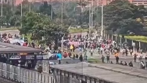 DEMONSTRANTI NAPALI POLICIJU: Ima povređenih, korišćene i eksplozivne naprave u potpunom haosu u Bogoti (VIDEO) DEMONSTRANTI NAPALI POLICIJU: Ima povređenih, korišćene i eksplozivne naprave u potpunom haosu u Bogoti (VIDEO)