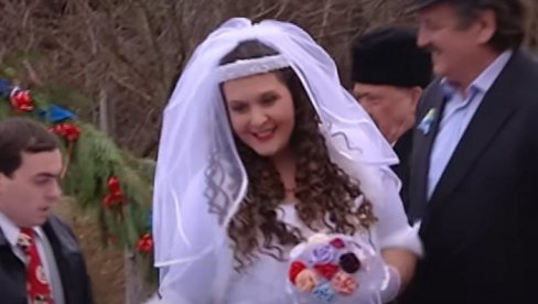 PETROJKA IZ SERIJE SELO GORI TRPELA NASILJE: Muž ju je tukao dok je bila trudna, a 7 dana nakon porođaja zbog batina izgubila vid i glas PETROJKA IZ SERIJE SELO GORI TRPELA NASILJE: Muž ju je tukao dok je bila trudna, a 7 dana nakon porođaja zbog batina izgubila vid i glas