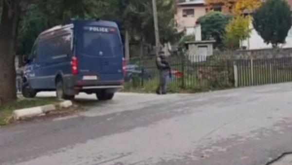 КУРТИЈЕВИ СПЕЦИЈАЛЦИ РАЗБИЈАЛИ ВРАТА НА СРПСКИМ КУЋАМА! Седморо Срба приведено у Зубином Потоку и Звечану - Опсадно стање трајало сатима КУРТИЈЕВИ СПЕЦИЈАЛЦИ РАЗБИЈАЛИ ВРАТА НА СРПСКИМ КУЋАМА! Седморо Срба приведено у Зубином Потоку и Звечану - Опсадно стање трајало сатима