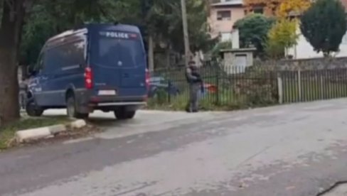 KURTIJEVI SPECIJALCI RAZBIJALI VRATA NA SRPSKIM KUĆAMA! Sedmoro Srba privedeno u Zubinom Potoku i Zvečanu - Opsadno stanje trajalo satima KURTIJEVI SPECIJALCI RAZBIJALI VRATA NA SRPSKIM KUĆAMA! Sedmoro Srba privedeno u Zubinom Potoku i Zvečanu - Opsadno stanje trajalo satima
