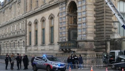 KRAĐA U LUVRU IZVRŠENA ZA 7 MINUTA: Pljačkašima ispadali dragulji dok su bežali po Parizu KRAĐA U LUVRU IZVRŠENA ZA 7 MINUTA: Pljačkašima ispadali dragulji dok su bežali po Parizu