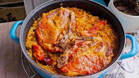 RECEPT ZA PODVARAK SA SUVIM REBRIMA I SVINJSKIM KRMENADLAMA: Tajna je u dobroj pripremi i strpljenju (VIDEO)
