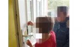 SRPSKA DECA U NEMILOSTI ŠIPTARA: Kurtijevci razvalili kuće, mališani lepe vrata svog doma (VIDEO)