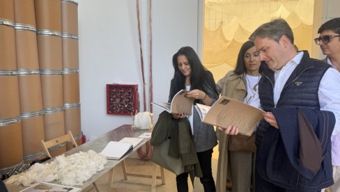 Ministar Selaković posetio srpski paviljon na Bijenalu arhitekture u Veneciji (FOTO) Ministar Selaković posetio srpski paviljon na Bijenalu arhitekture u Veneciji (FOTO)