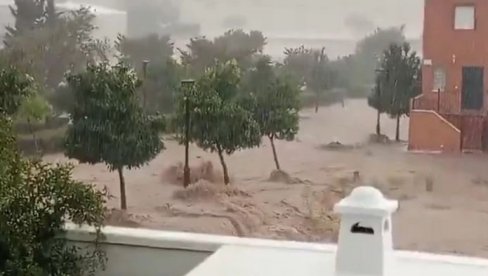 ŽESTOKA OLUJA KOSI SVE PRED SOBOM: Bujica preplavila turističko mesto - vanredno stanje u Španiji (VIDEO) ŽESTOKA OLUJA KOSI SVE PRED SOBOM: Bujica preplavila turističko mesto - vanredno stanje u Španiji (VIDEO)