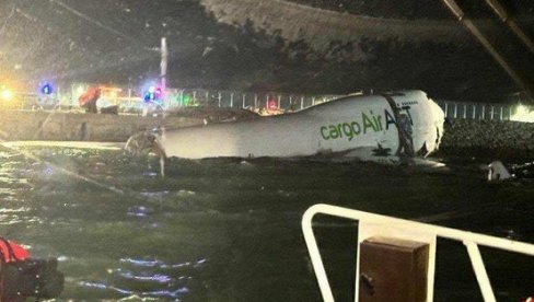 AVION UDARIO U VOZILO, PA ZAJEDNO ULETELI U MORE: Tragedija na aerodromu, ima mrtvih (FOTO/VIDEO) AVION UDARIO U VOZILO, PA ZAJEDNO ULETELI U MORE: Tragedija na aerodromu, ima mrtvih (FOTO/VIDEO)