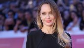 ANĐELINA SE POJAVILA NA CRVENOM TEPIHU U HALJINI GOLIH LEĐA: Pokazala je svoje tetovaže, evo koje poruke nose