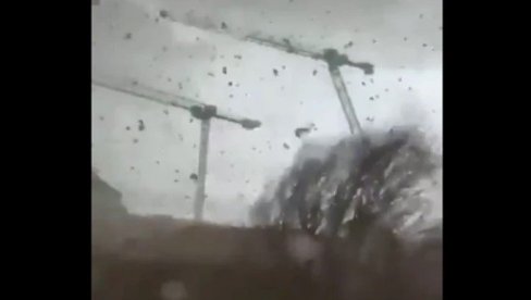 SUPERĆELIJSKA OLUJA RUŠI SVE PRED SOBOM: Ima mrtvih, vetar obarao kranove - haos u Francuskoj (VIDEO) SUPERĆELIJSKA OLUJA RUŠI SVE PRED SOBOM: Ima mrtvih, vetar obarao kranove - haos u Francuskoj (VIDEO)