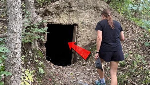 TAJNOVITI ULAZ: Šetali kroz šumu - iznenadilo ih je ono što su NAŠLI! Čemu je OVO služilo? (FOTO)